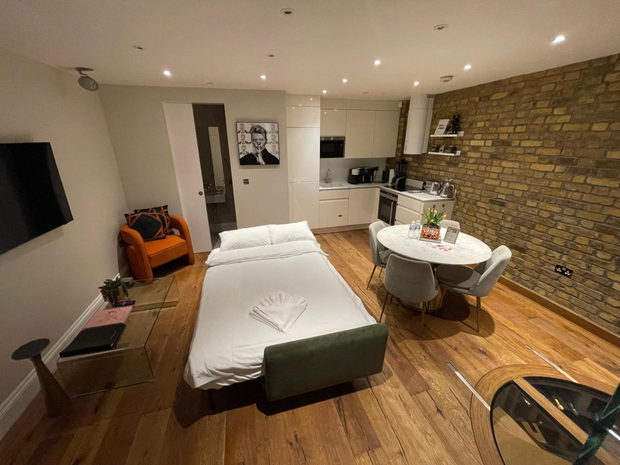 Soho Harmony Haven: Chic 2-bed, 2-bath Urban Retreat * Londra