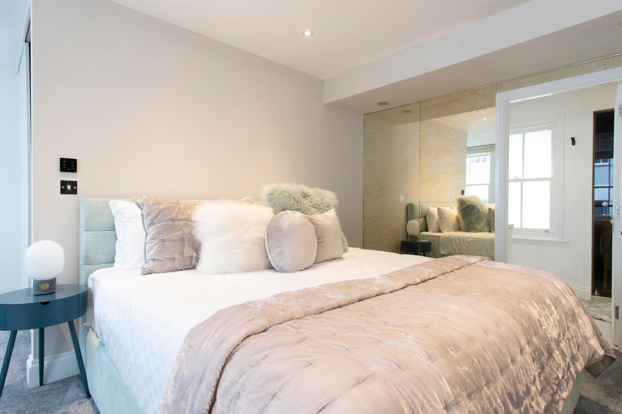 Appartamento Soho Harmony Haven: Chic 2-bed, 2-bath Urban Retreat Londra