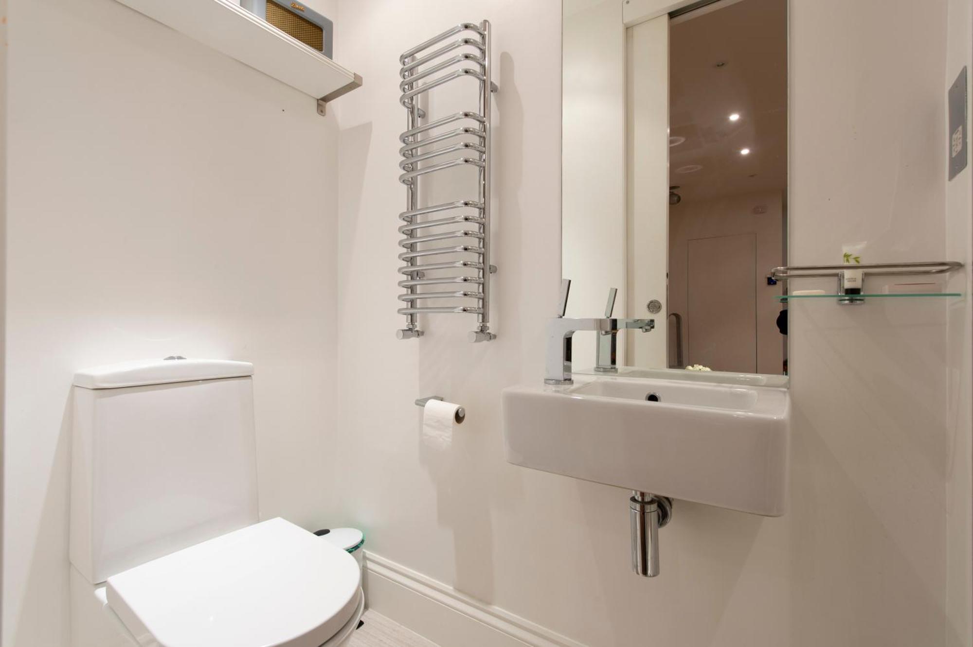Soho Harmony Haven: Chic 2-bed, 2-bath Urban Retreat * Londra