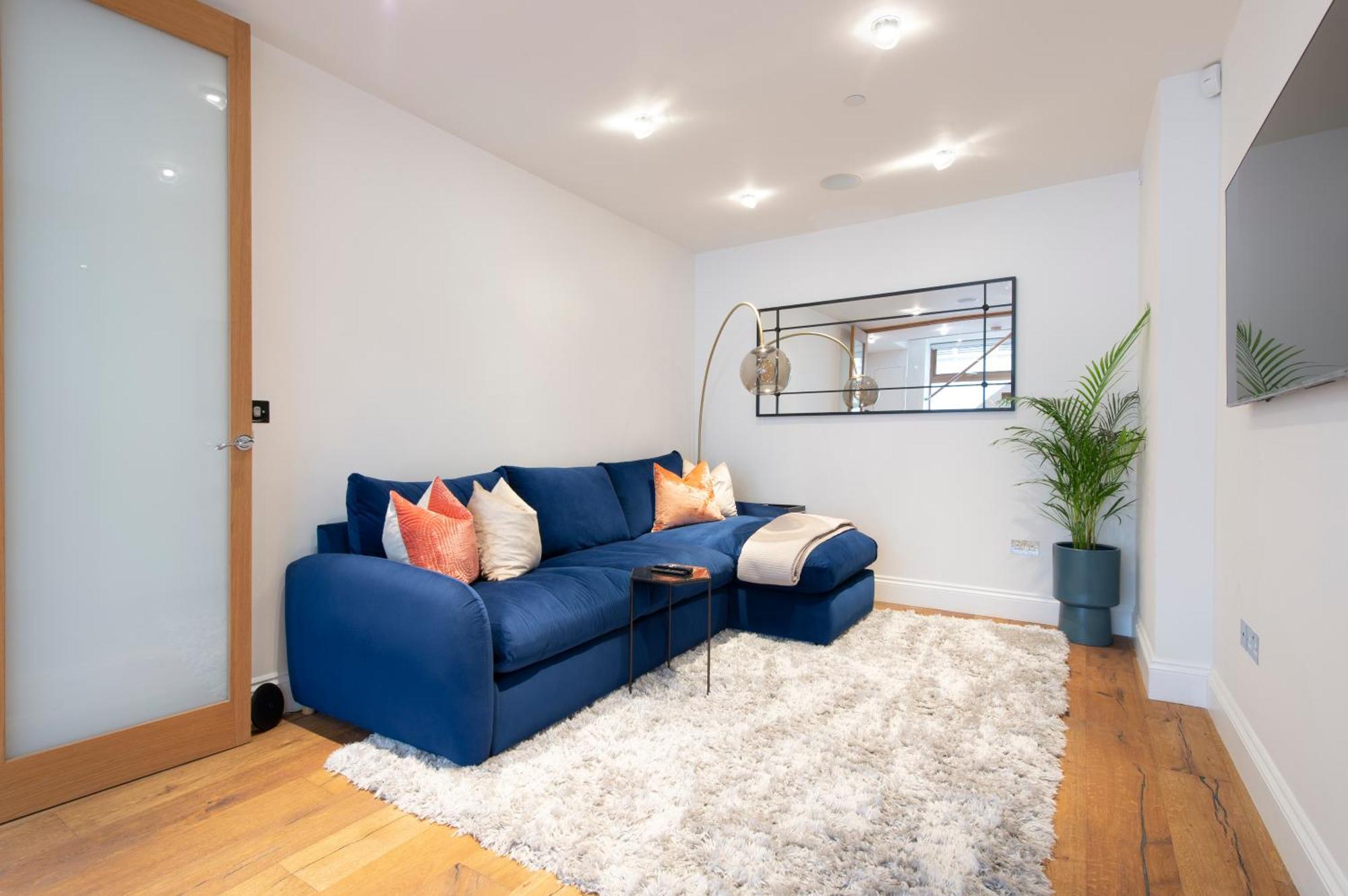 Appartamento Soho Harmony Haven: Chic 2-bed, 2-bath Urban Retreat Londra