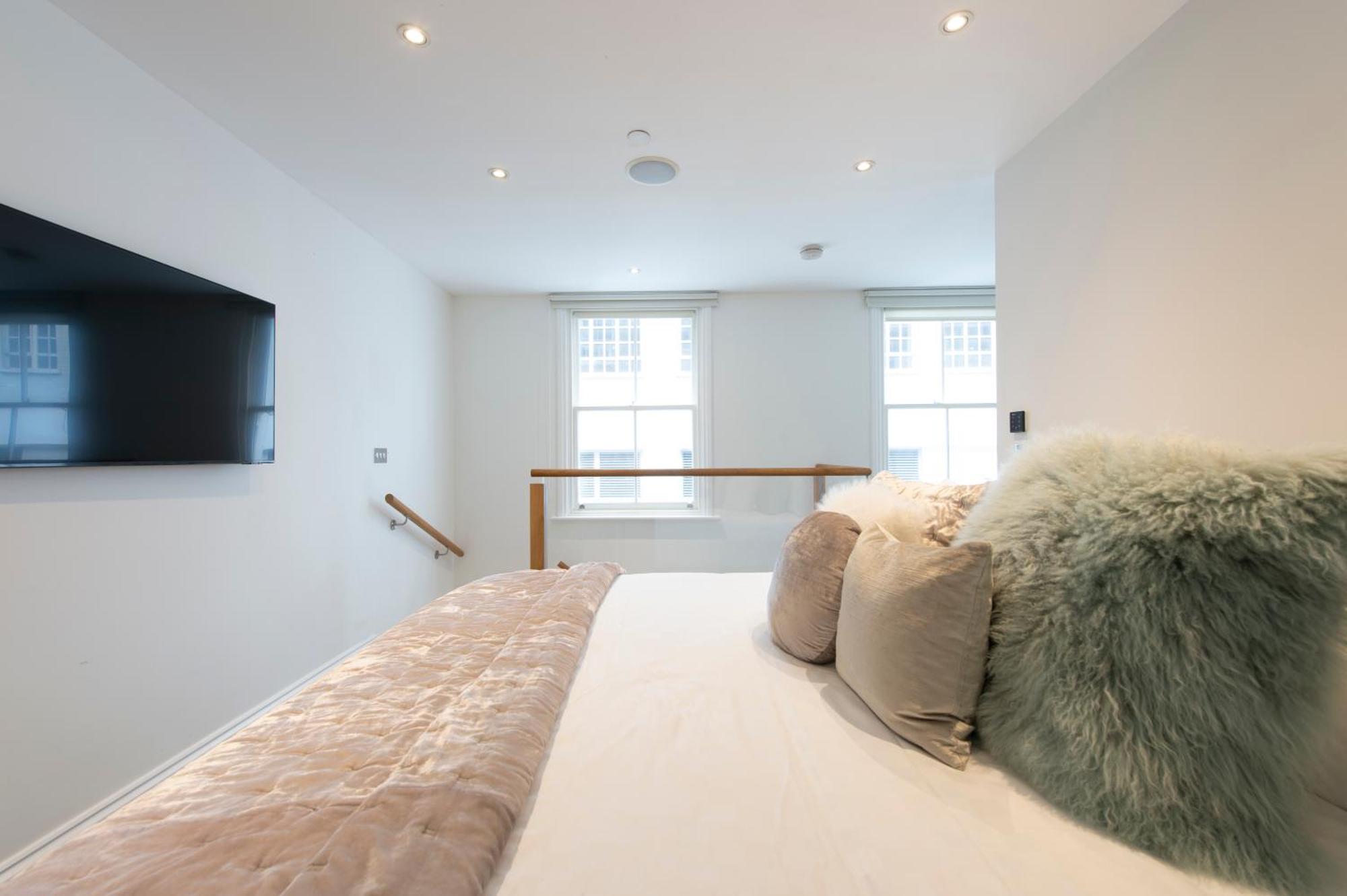 Soho Harmony Haven: Chic 2-bed, 2-bath Urban Retreat Londra