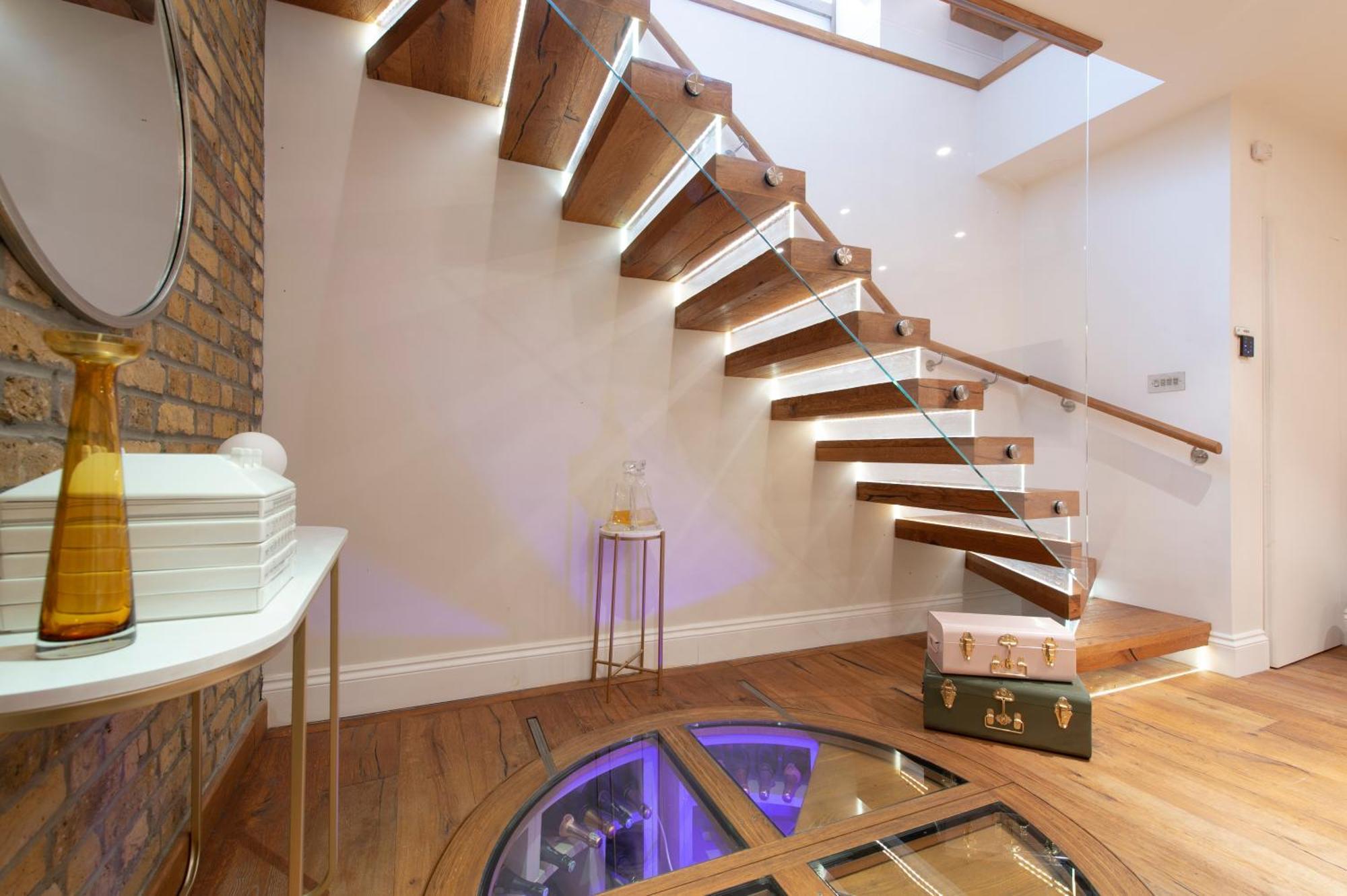 Appartamento Soho Harmony Haven: Chic 2-bed, 2-bath Urban Retreat Londra