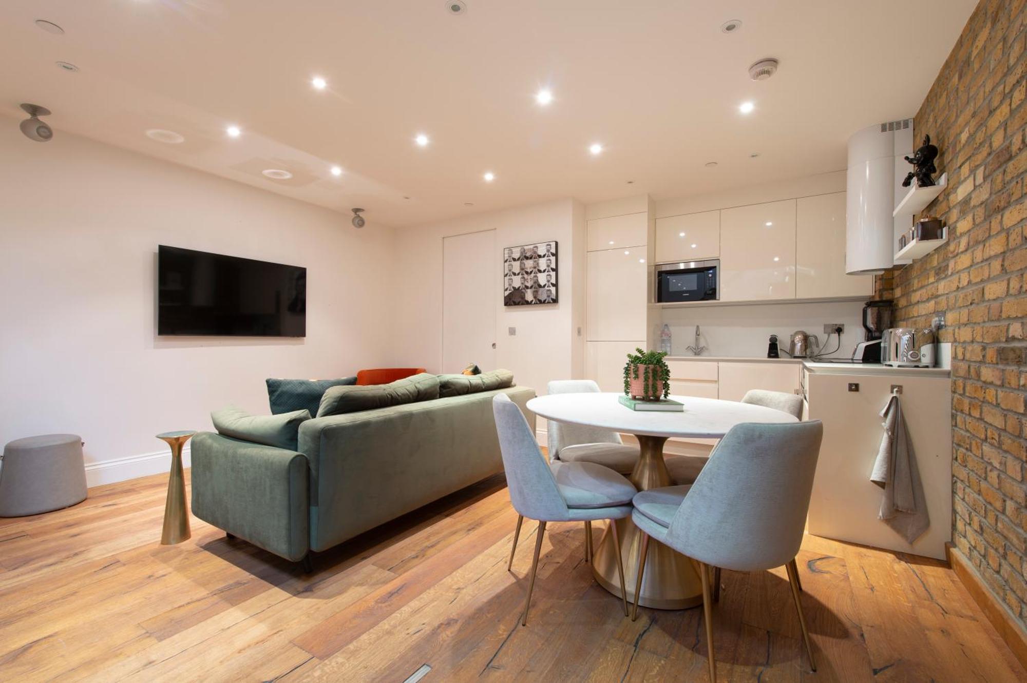 Soho Harmony Haven: Chic 2-bed, 2-bath Urban Retreat Londra