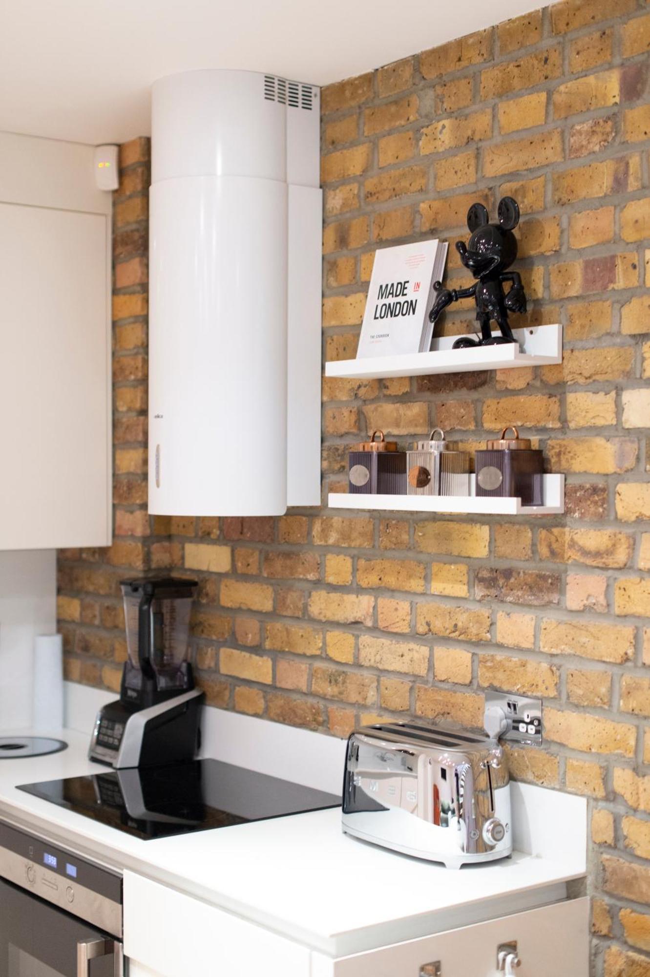 Soho Harmony Haven: Chic 2-bed, 2-bath Urban Retreat Londra